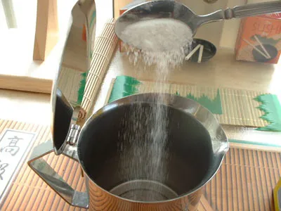 Add sugar to moka pot espresso 