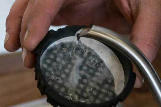 rinse Aeropress coffee filter