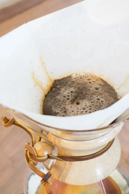 let hot water saturate chemex coffee 