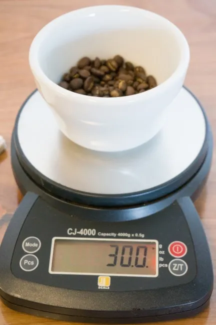 weight coffee in grams on scale 
