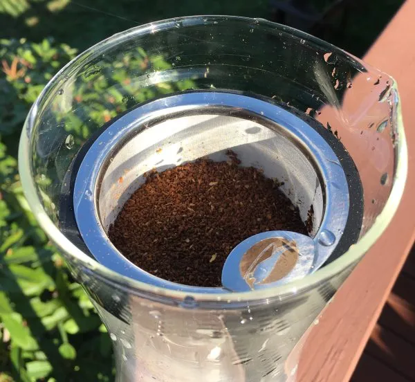 add coffee grounds to cold brewer