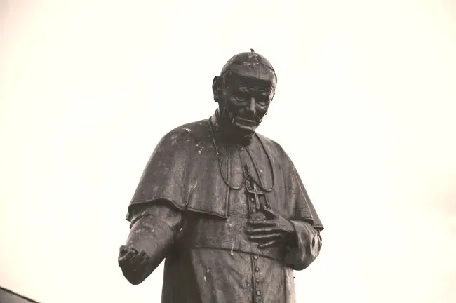 Pope statue 