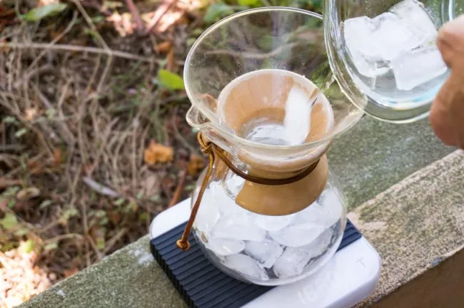 add ice cubes to chemex coffee brewer