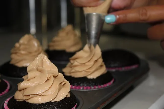 add frosting to cupcakes