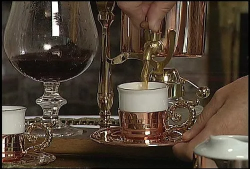 Pour coffee from balancing syphon