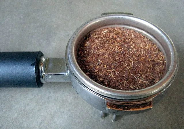 fill portafilter with red roobios