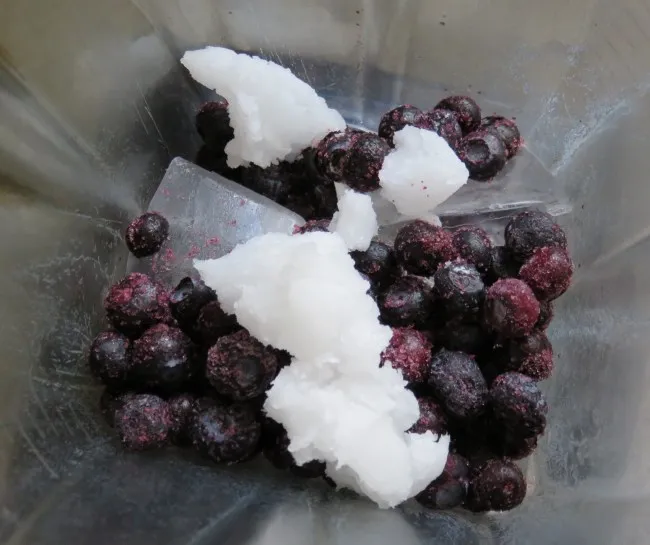 smoothie-blueberries-coconut-oil