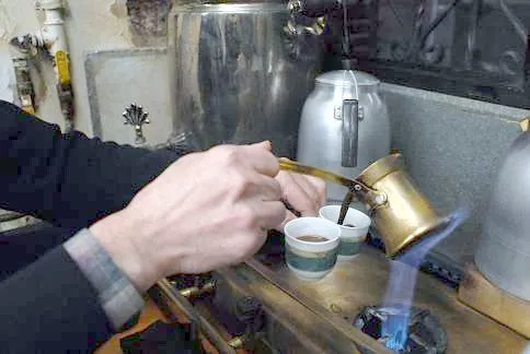 Pour the coffee into the fincan