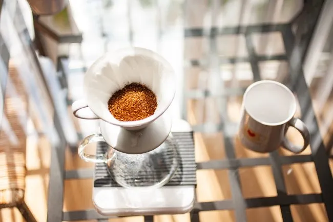 v60 coffee add grounds
