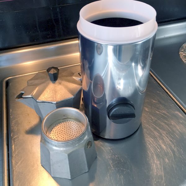 Recensioni clienti: ProntoCaffè Contenitore e Dosacaffe per moka,  per conservare caffè in polvere, dosa caffè con dispenser. Si usa con  caffettiera fino a 12 tazze, barattolo sostituibile con latta da 10cm